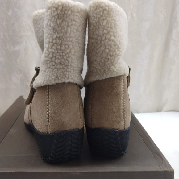 NIB Size 9M Khombu Beige Moon Dance Low Leather Ankle Boots - Picture 6 of 8